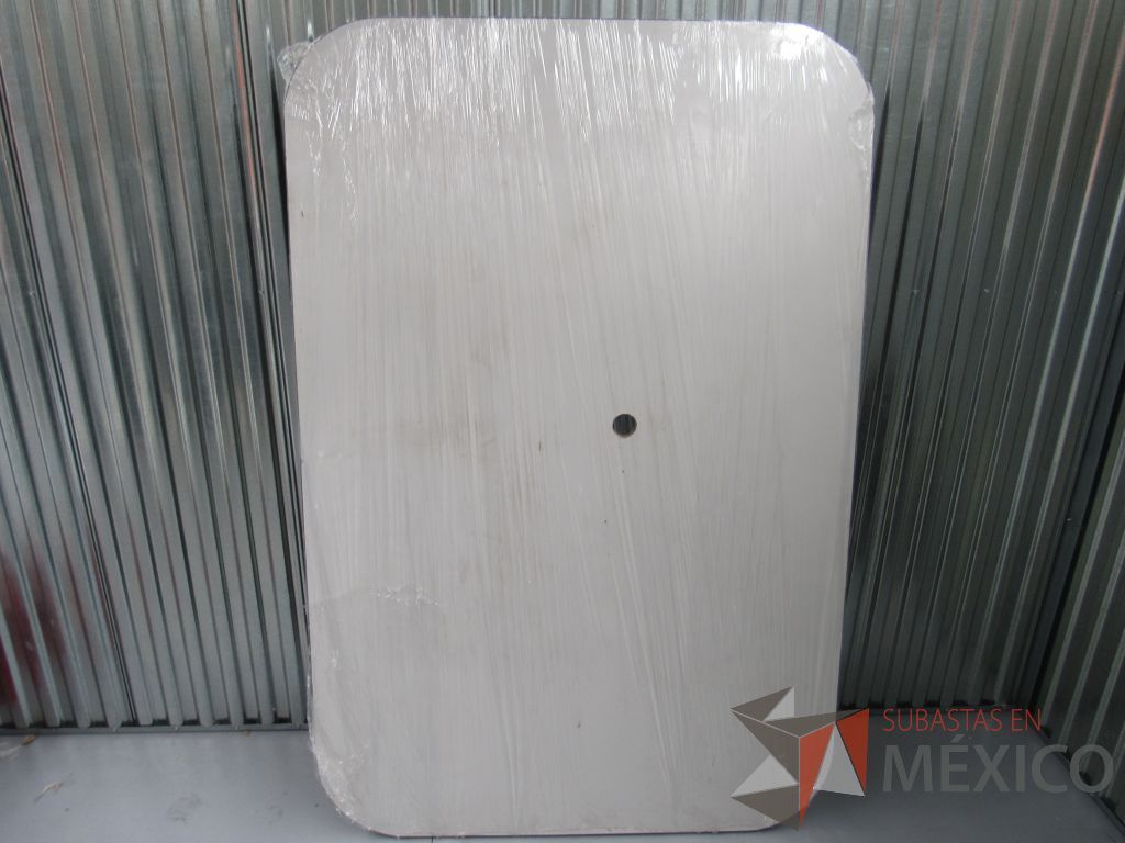 Lote 40 -Mesa de sala de juntas desarmada tipo madera con cubierta en color blanco dividida en 3 piezas - Imagen 4