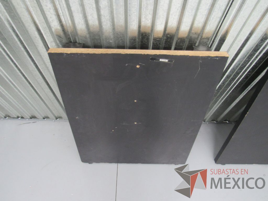 Lote 40 -Mesa de sala de juntas desarmada tipo madera con cubierta en color blanco dividida en 3 piezas - Imagen 6