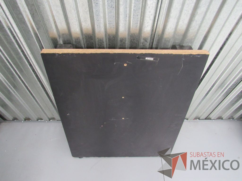 Lote 40 -Mesa de sala de juntas desarmada tipo madera con cubierta en color blanco dividida en 3 piezas - Imagen 8