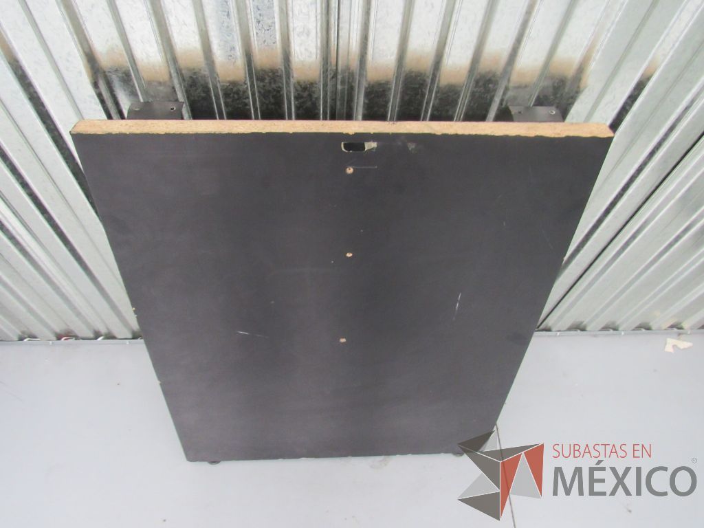 Lote 40 -Mesa de sala de juntas desarmada tipo madera con cubierta en color blanco dividida en 3 piezas - Imagen 9