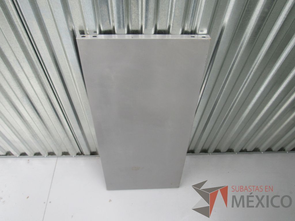 Lote 047 -Estantes metalicos desarmados color gris ( 15 charolas metálicas y 12 postes metálicos ) - Imagen 6