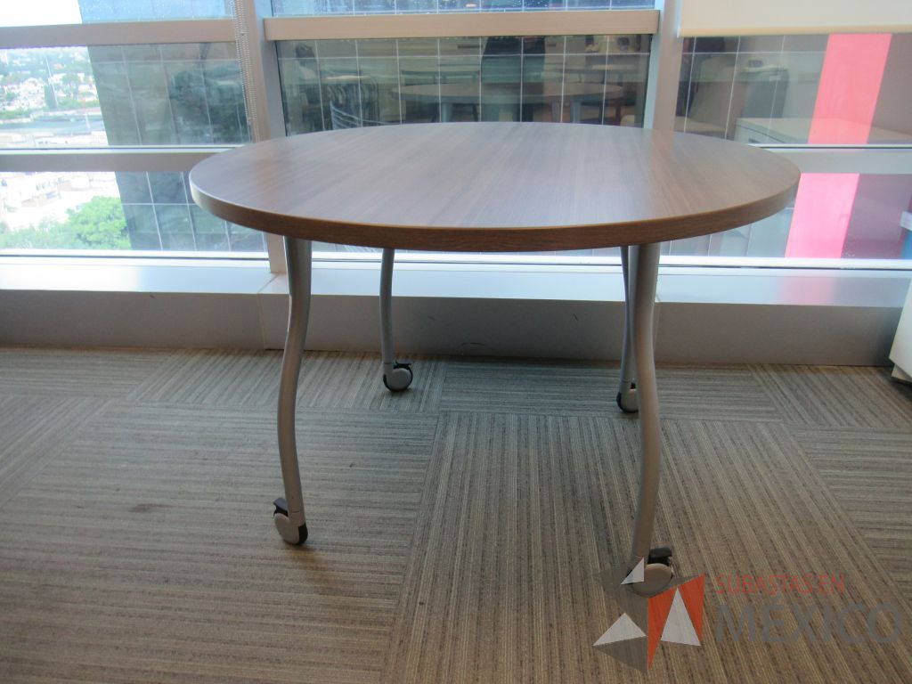 Lote 001- Mesa de trabajo circular con ruedas, 4 patas metálicas y cubierta color café - Imagen 2