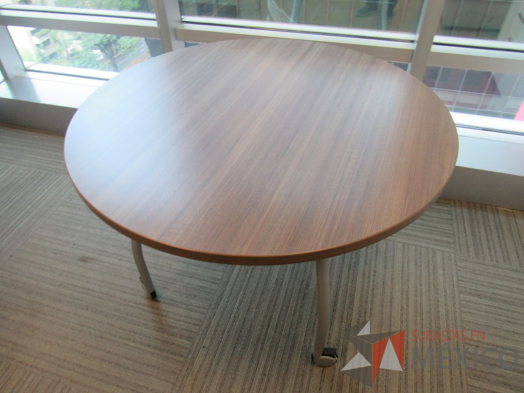 Lote 001- Mesa de trabajo circular con ruedas, 4 patas metálicas y cubierta color café - Imagen 3