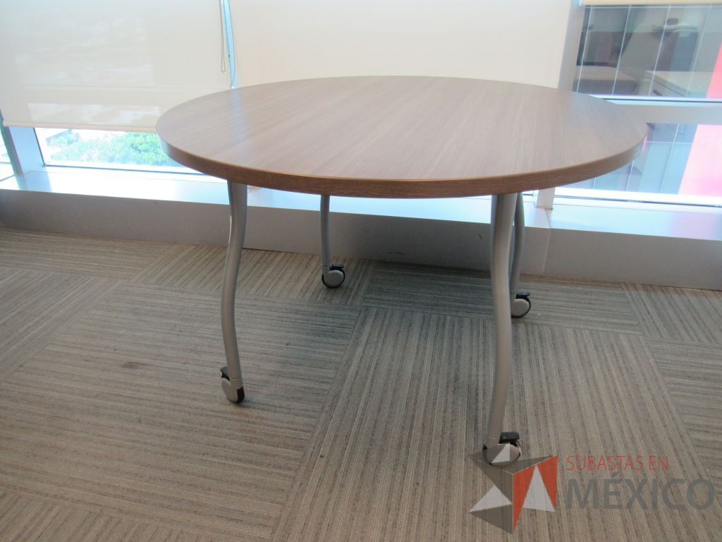 Lote 001- Mesa de trabajo circular con ruedas, 4 patas metálicas y cubierta color café - Imagen 5