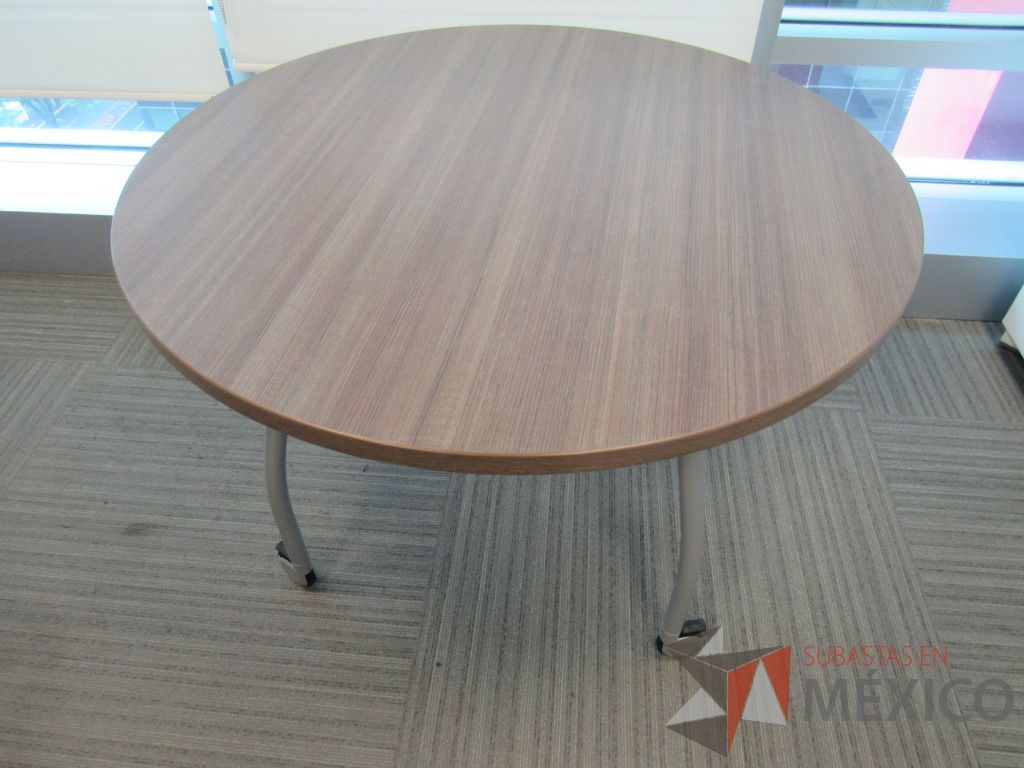Lote 001- Mesa de trabajo circular con ruedas, 4 patas metálicas y cubierta color café