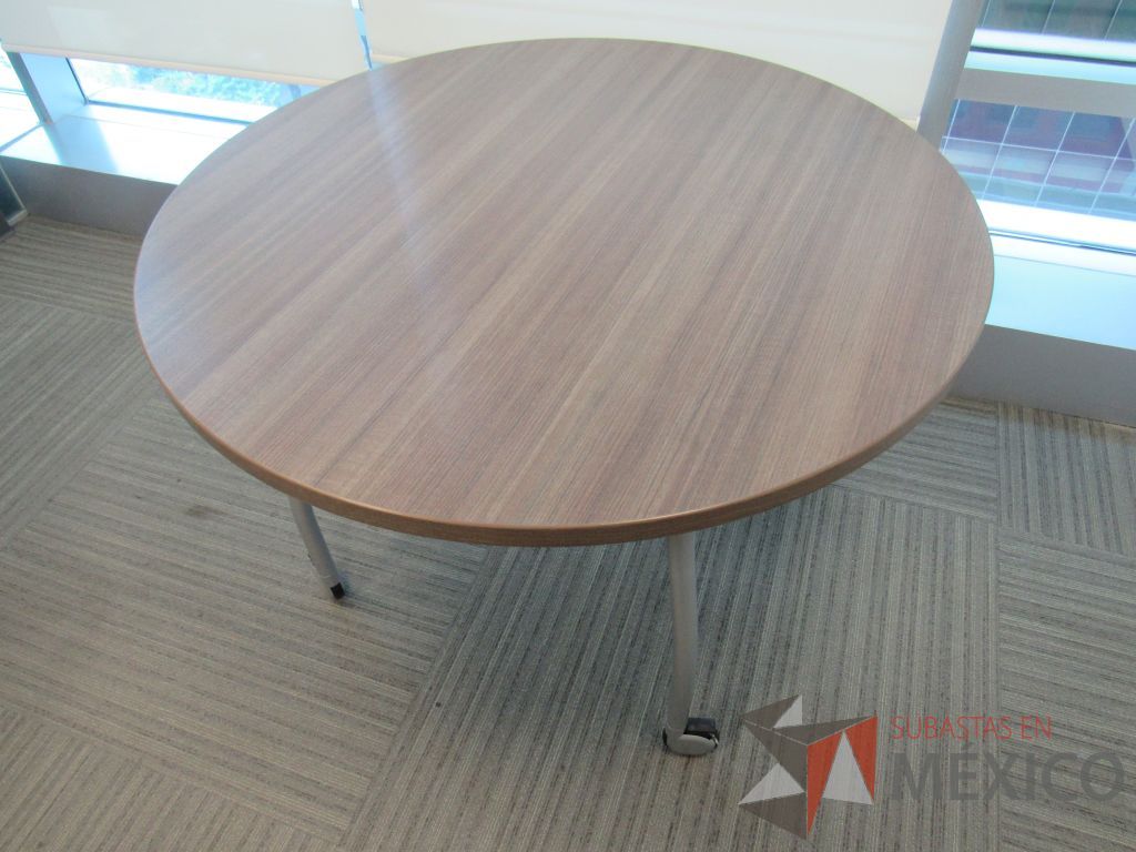 Lote 001- Mesa de trabajo circular con ruedas, 4 patas metálicas y cubierta color café - Imagen 6