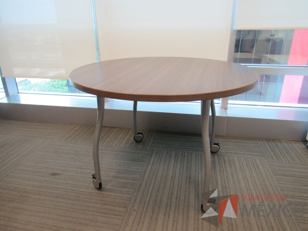 Lote 001- Mesa de trabajo circular con ruedas, 4 patas metálicas y cubierta color café - Imagen 4