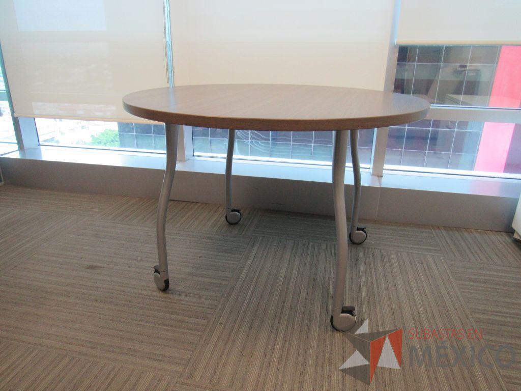 Lote 001- Mesa de trabajo circular con ruedas, 4 patas metálicas y cubierta color café - Imagen 8