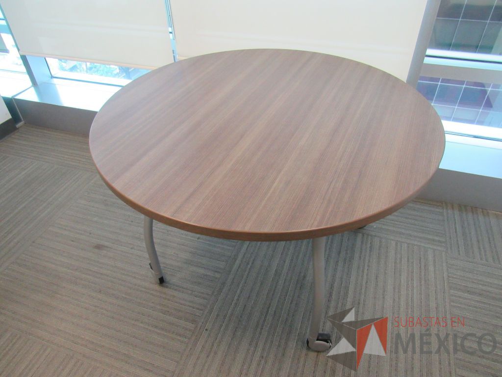 Lote 001- Mesa de trabajo circular con ruedas, 4 patas metálicas y cubierta color café - Imagen 10