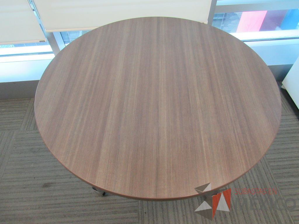 Lote 001- Mesa de trabajo circular con ruedas, 4 patas metálicas y cubierta color café - Imagen 11