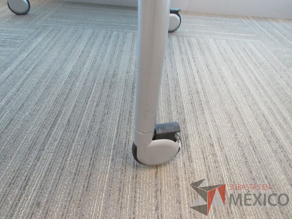 Lote 001- Mesa de trabajo circular con ruedas, 4 patas metálicas y cubierta color café - Imagen 9