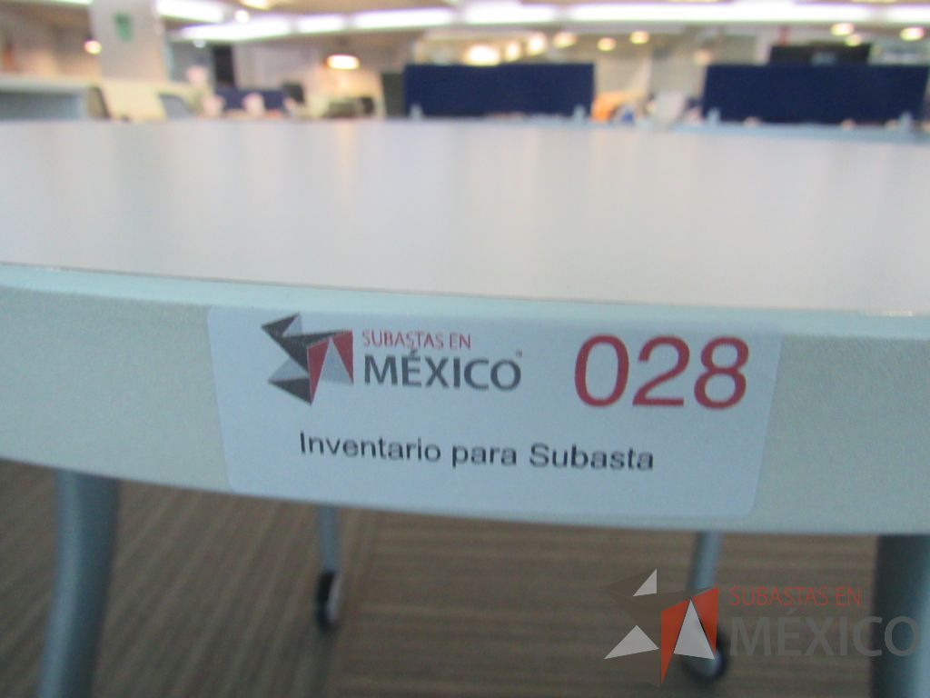 Lote 008 -4 Mesas de trabajo circulares con ruedas, 4 patas metálicas y cubierta color blanco - Imagen 2