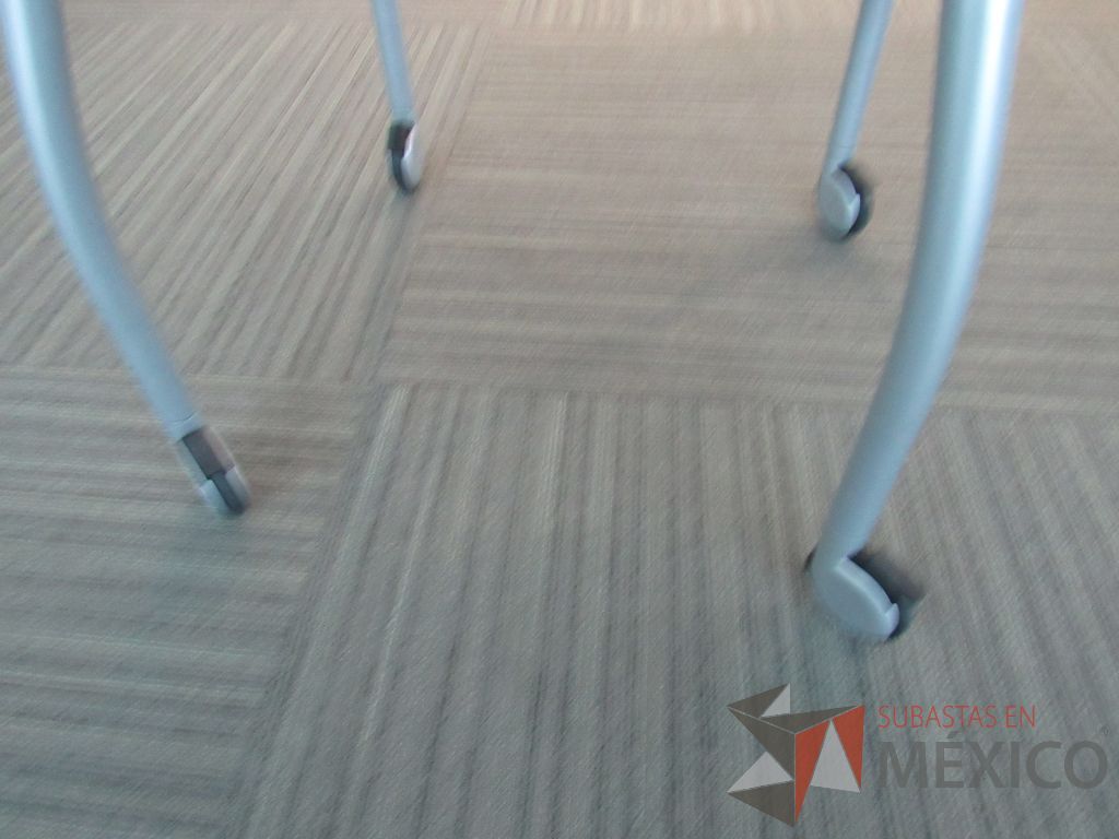 Lote 008 -4 Mesas de trabajo circulares con ruedas, 4 patas metálicas y cubierta color blanco - Imagen 7