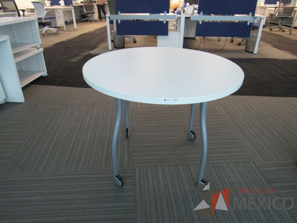 Lote 008 -4 Mesas de trabajo circulares con ruedas, 4 patas metálicas y cubierta color blanco