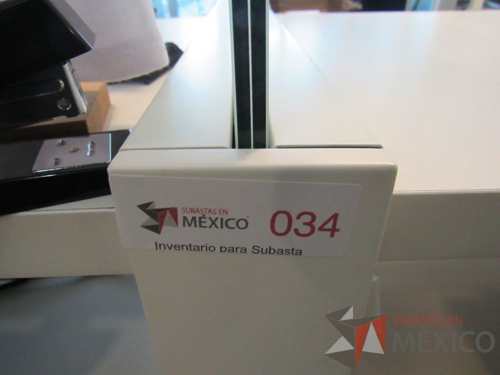 Lote 017 -Estación de trabajo para 3 personas con 2 archivero horizontales de 2 cajones y 4 gabinetes con espacio para documentos color blanco - Imagen 2