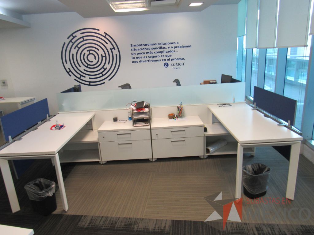 Lote 017 -Estación de trabajo para 3 personas con 2 archivero horizontales de 2 cajones y 4 gabinetes con espacio para documentos color blanco - Imagen 3