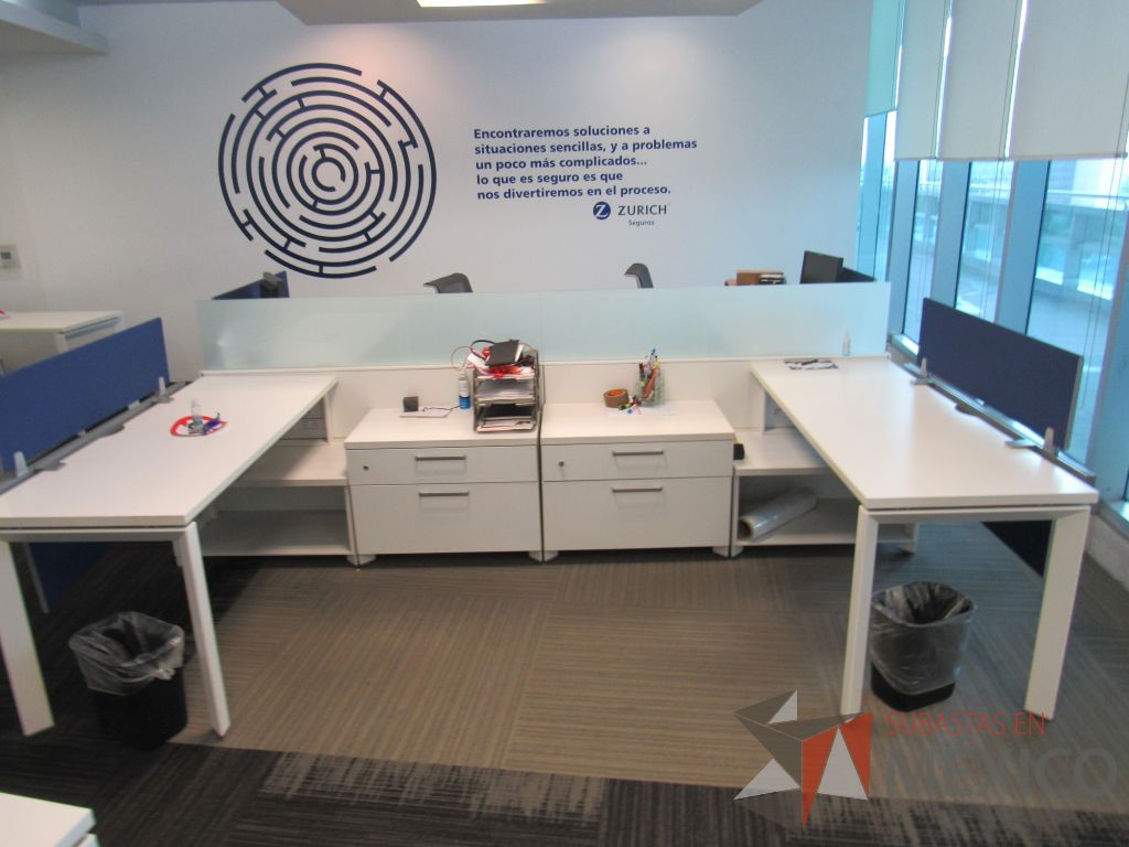 Lote 017 -Estación de trabajo para 3 personas con 2 archivero horizontales de 2 cajones y 4 gabinetes con espacio para documentos color blanco - Imagen 4