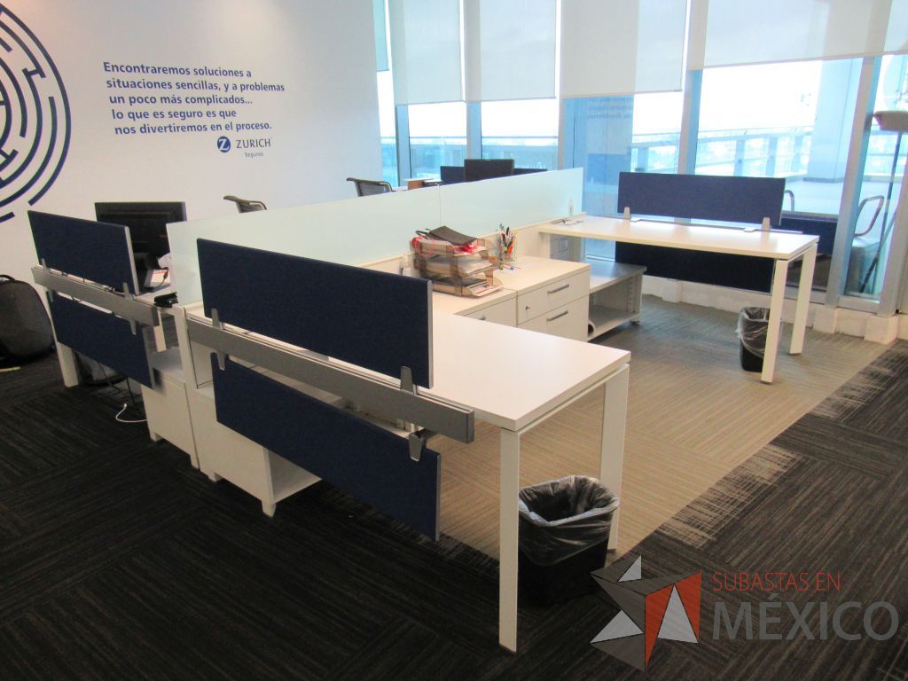 Lote 017 -Estación de trabajo para 3 personas con 2 archivero horizontales de 2 cajones y 4 gabinetes con espacio para documentos color blanco