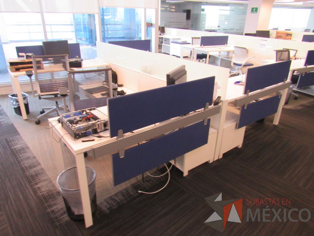 Lote 017 -Estación de trabajo para 3 personas con 2 archivero horizontales de 2 cajones y 4 gabinetes con espacio para documentos color blanco - Imagen 6