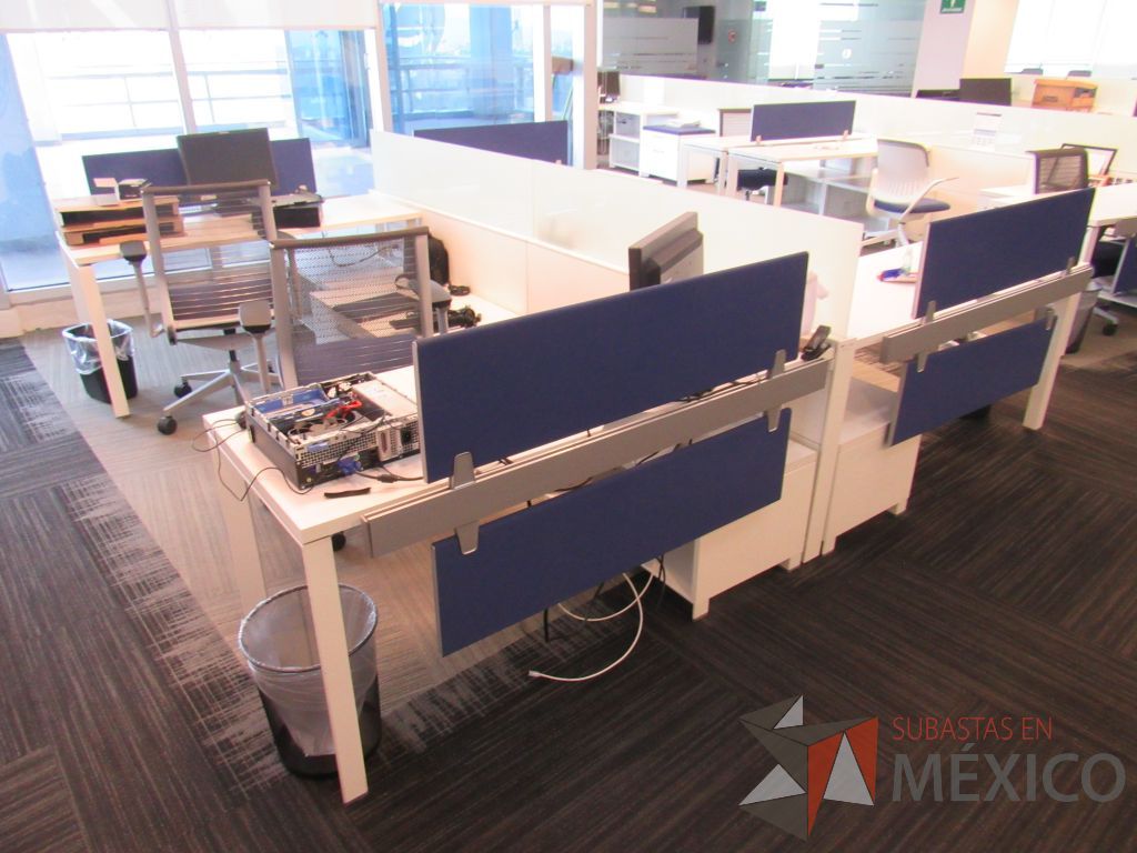 Lote 017 -Estación de trabajo para 3 personas con 2 archivero horizontales de 2 cajones y 4 gabinetes con espacio para documentos color blanco - Imagen 7