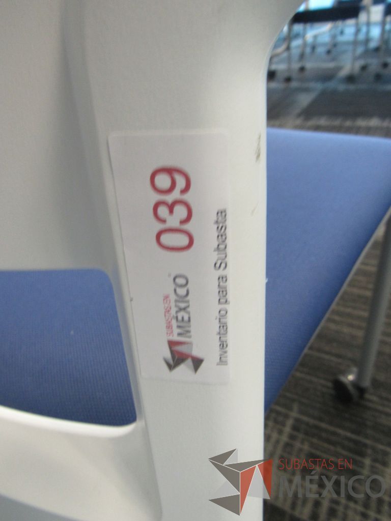Lote 010 -5 Sillas, STEELCASE de capacitación con 4 patas metálicas con ruedas, descansabrazos, asiento en tela color azul y respaldo liso color blanco - Imagen 4