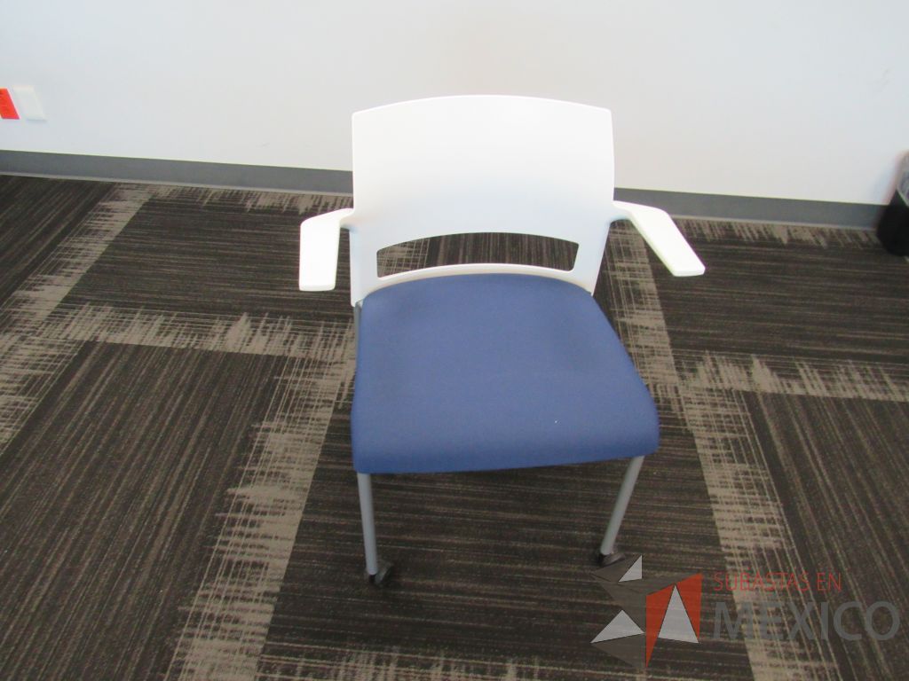 Lote 010 -5 Sillas, STEELCASE de capacitación con 4 patas metálicas con ruedas, descansabrazos, asiento en tela color azul y respaldo liso color blanco - Imagen 10