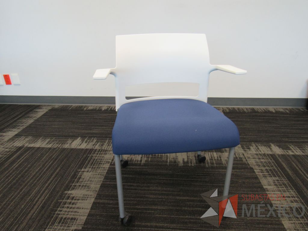 Lote 010 -5 Sillas, STEELCASE de capacitación con 4 patas metálicas con ruedas, descansabrazos, asiento en tela color azul y respaldo liso color blanco - Imagen 5