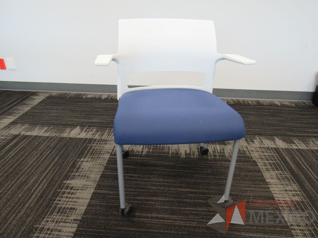 Lote 010 -5 Sillas, STEELCASE de capacitación con 4 patas metálicas con ruedas, descansabrazos, asiento en tela color azul y respaldo liso color blanco - Imagen 2