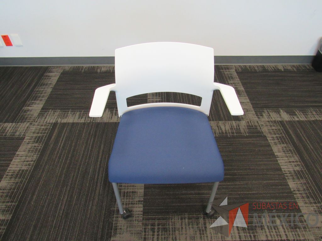 Lote 010 -5 Sillas, STEELCASE de capacitación con 4 patas metálicas con ruedas, descansabrazos, asiento en tela color azul y respaldo liso color blanco - Imagen 6