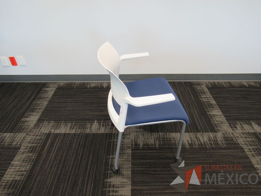 Lote 010 -5 Sillas, STEELCASE de capacitación con 4 patas metálicas con ruedas, descansabrazos, asiento en tela color azul y respaldo liso color blanco - Imagen 7