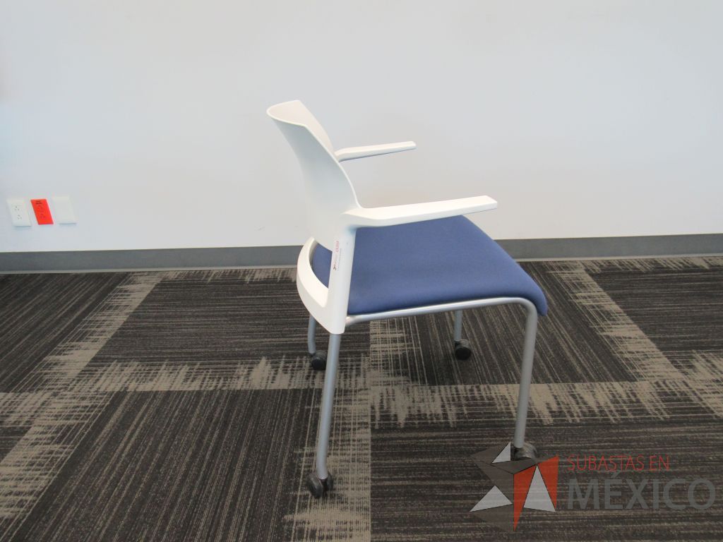 Lote 010 -5 Sillas, STEELCASE de capacitación con 4 patas metálicas con ruedas, descansabrazos, asiento en tela color azul y respaldo liso color blanco - Imagen 3