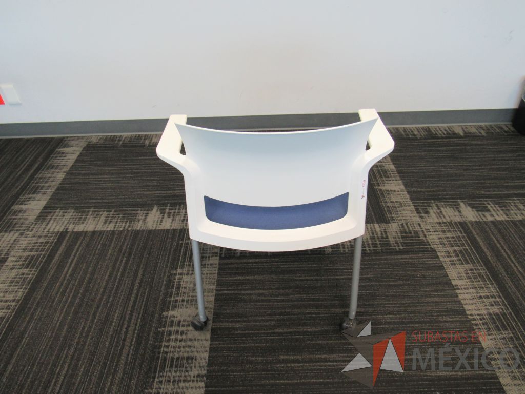 Lote 010 -5 Sillas, STEELCASE de capacitación con 4 patas metálicas con ruedas, descansabrazos, asiento en tela color azul y respaldo liso color blanco - Imagen 8