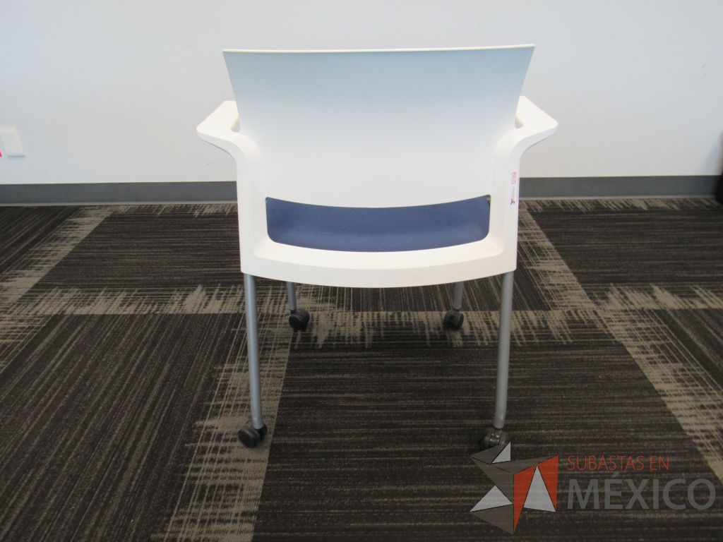 Lote 010 -5 Sillas, STEELCASE de capacitación con 4 patas metálicas con ruedas, descansabrazos, asiento en tela color azul y respaldo liso color blanco - Imagen 9