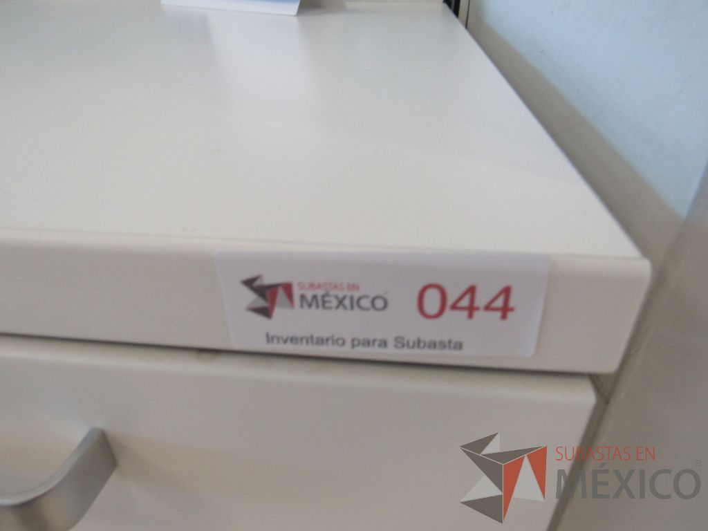 Lote 013 -Estación de trabajo para 4 personas con 4 archiveros de pedestal de 3 cajones color blanco - Imagen 4