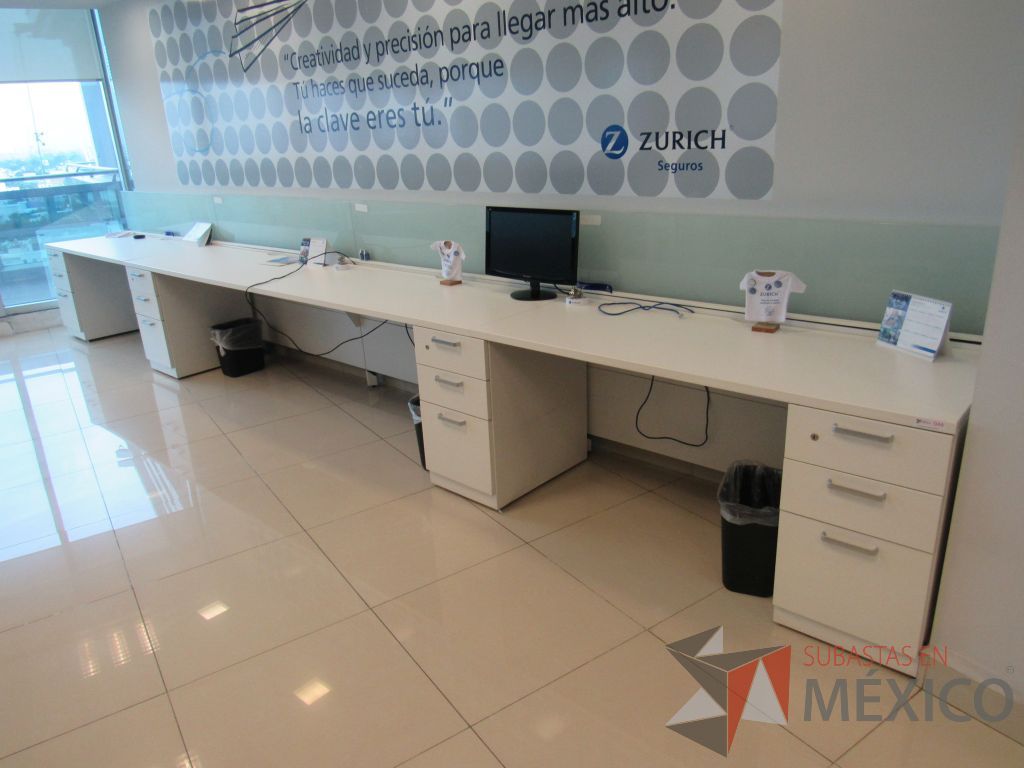 Lote 013 -Estación de trabajo para 4 personas con 4 archiveros de pedestal de 3 cajones color blanco - Imagen 2