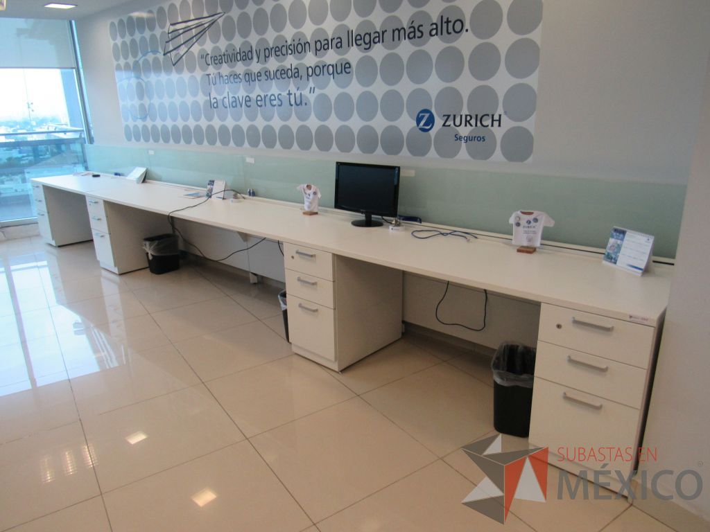 Lote 013 -Estación de trabajo para 4 personas con 4 archiveros de pedestal de 3 cajones color blanco - Imagen 3