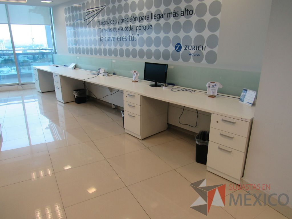 Lote 013 -Estación de trabajo para 4 personas con 4 archiveros de pedestal de 3 cajones color blanco - Imagen 5
