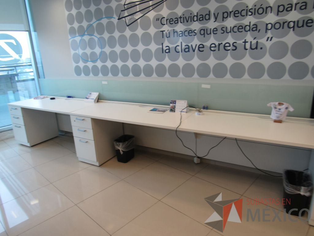 Lote 013 -Estación de trabajo para 4 personas con 4 archiveros de pedestal de 3 cajones color blanco - Imagen 6