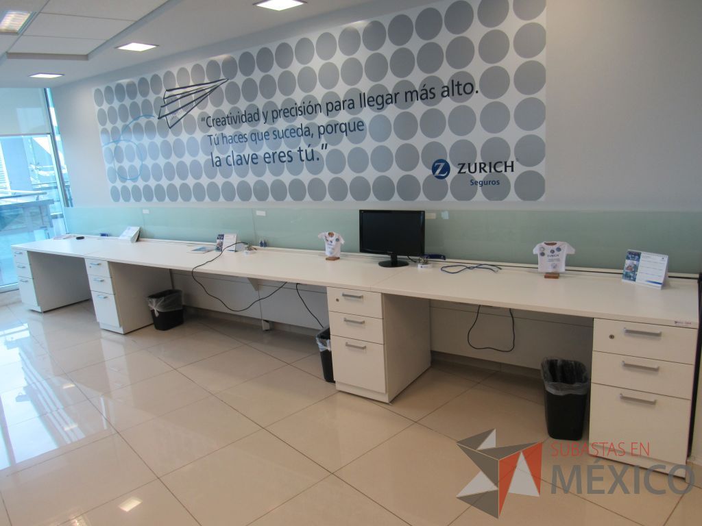 Lote 013 -Estación de trabajo para 4 personas con 4 archiveros de pedestal de 3 cajones color blanco