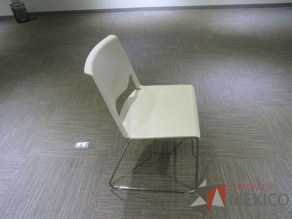 Lote 033 - 2 Sillas de visitas tipo trineo con asiento y respaldo liso color blanco - Imagen 2