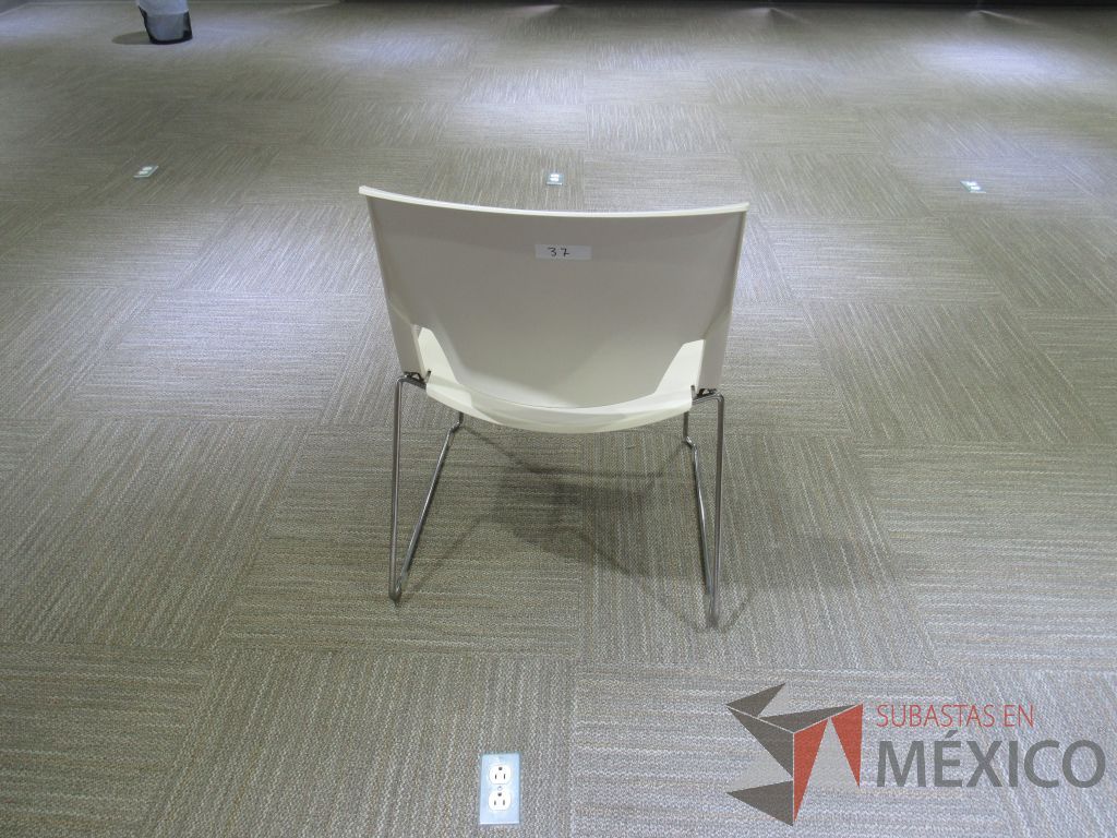 Lote 033 - 2 Sillas de visitas tipo trineo con asiento y respaldo liso color blanco - Imagen 3