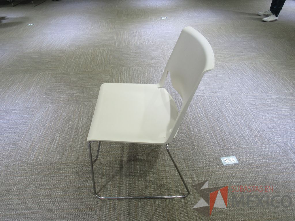 Lote 033 - 2 Sillas de visitas tipo trineo con asiento y respaldo liso color blanco - Imagen 4