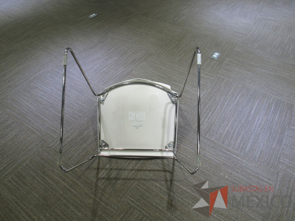Lote 033 - 2 Sillas de visitas tipo trineo con asiento y respaldo liso color blanco - Imagen 5