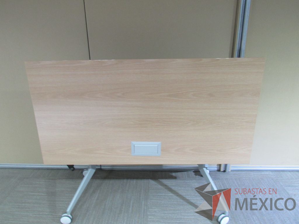 Lote 089 - Mesa de trabajo plegable con ruedas, accesorio para conexiones y cubierta color madera