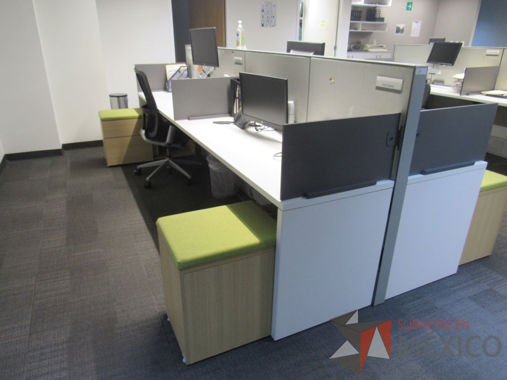 Lote 001 - Estación de trabajo para 4 personas de mampara media con 3 credenzas de 2 cajones y 1 entrepaño - Imagen 2