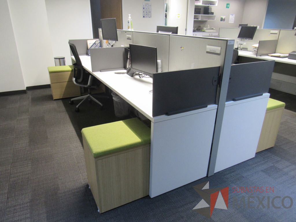 Lote 001 - Estación de trabajo para 4 personas de mampara media con 3 credenzas de 2 cajones y 1 entrepaño - Imagen 3