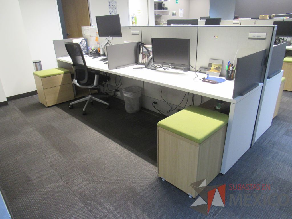 Lote 001 - Estación de trabajo para 4 personas de mampara media con 3 credenzas de 2 cajones y 1 entrepaño