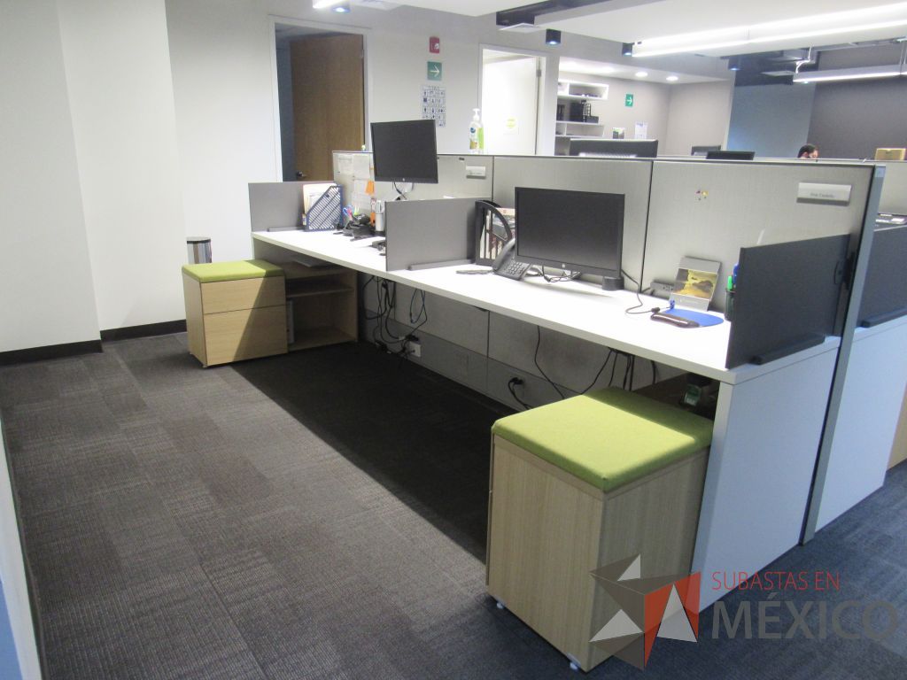 Lote 001 - Estación de trabajo para 4 personas de mampara media con 3 credenzas de 2 cajones y 1 entrepaño - Imagen 4
