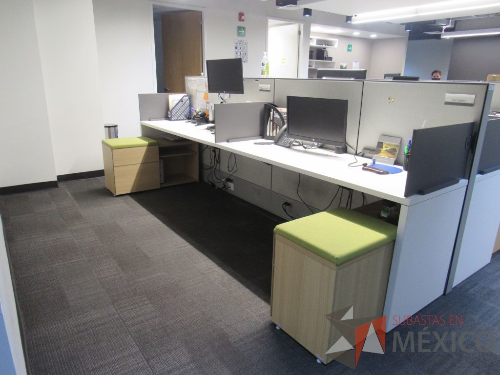 Lote 001 - Estación de trabajo para 4 personas de mampara media con 3 credenzas de 2 cajones y 1 entrepaño - Imagen 5