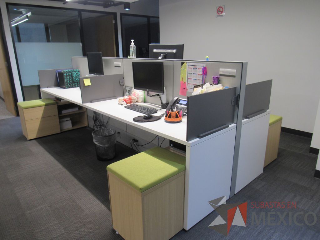 Lote 001 - Estación de trabajo para 4 personas de mampara media con 3 credenzas de 2 cajones y 1 entrepaño - Imagen 6